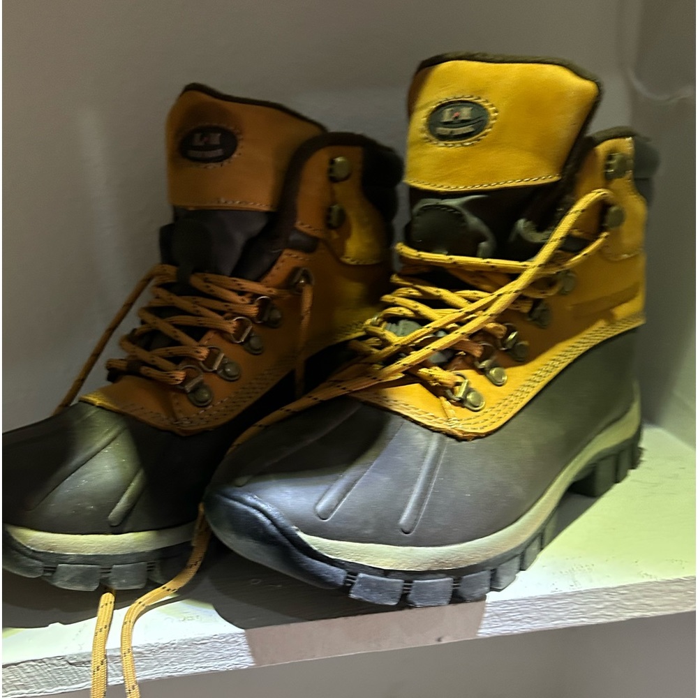 New without tags hiking boots or work boots 100% waterproof - 8.5 men’s